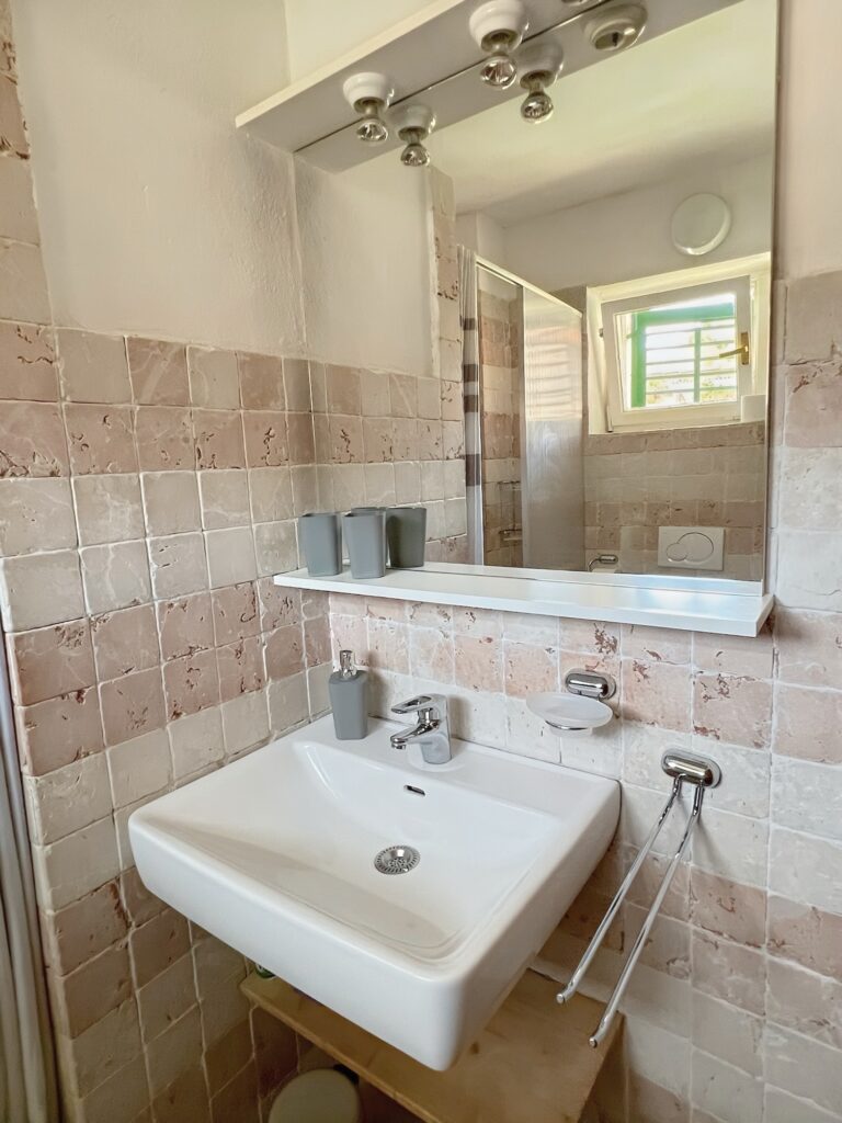 modernes mediterranes Bad im Steinhaus Dalmatera Rogoznica